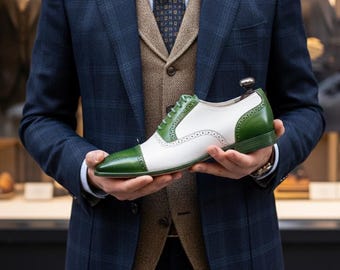 Tweekleurige groen-witte leren Oxford-brogues: handgemaakte vleugeltipschoenen