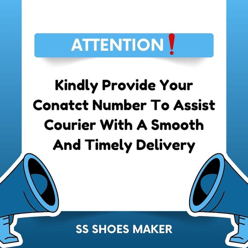Pu&ograve; includere: Un cartello grafico bianco con bordi blu che presenta due megafoni blu negli angoli inferiori. Il testo recita: ATTENTION! Kindly Provide Your Conatct Number To Assist Courier With A Smooth And Timely Delivery. In basso &egrave; presente il testo SS SHOES MAKER.