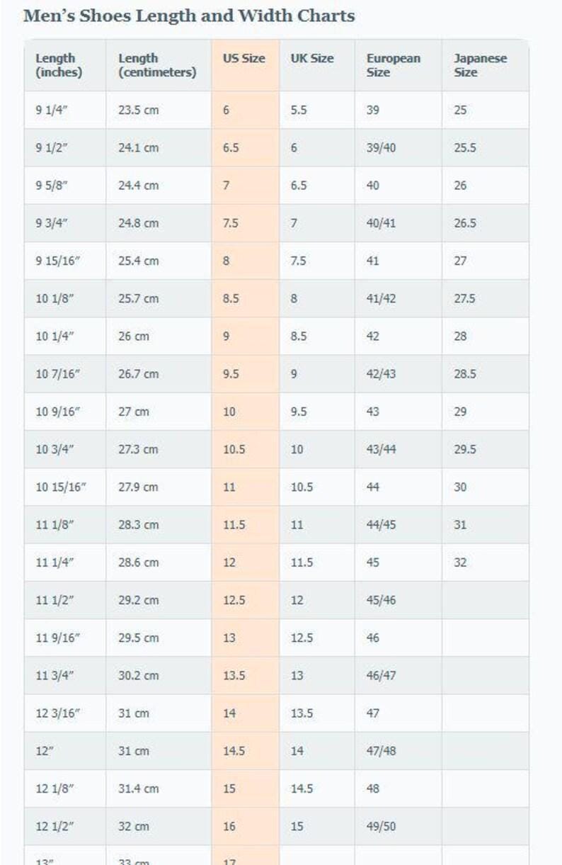 Pu&ograve; includere: Una tabella di conversione delle taglie di scarpe intitolata Men's Shoes Length and Width Charts. La tabella mostra colonne per la lunghezza in pollici e centimetri, insieme alle corrispondenti taglie statunitensi, britanniche, europee e giapponesi.