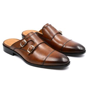 Könnte beinhalten: Handgefertigtes Holzschild mit dem Text "Welcome to our home" in handschriftlichem Stil. Das Schild ist weiß lackiert mit schwarzer Schrift und einem Used-Look, ideal für die Inneneinrichtung.