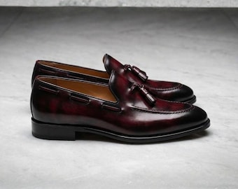 Mocassini con nappe in pelle patinata bordeaux fatti a mano, stile italiano