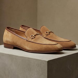 Mocassini da uomo in camoscio color cuoio con morsetto, scarpe eleganti in pelle fatte a mano, mocassini formali da matrimonio. immagine 1