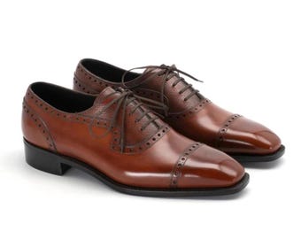Ręcznie robione brązowe skórzane buty typu oksford brogue: eleganckie buty z noskiem typu cap toe