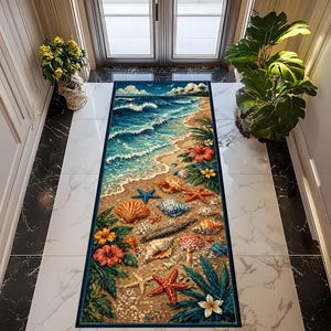 Puede incluir: Una alfombra rectangular con temática de playa y borde azul. La alfombra presenta una ilustración detallada de una playa de arena con conchas marinas, estrellas de mar y flores tropicales. Las olas del océano están representadas en tonos azules y turquesas.