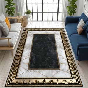 Puede incluir: Una alfombra rectangular con diseño de mármol. La alfombra presenta un centro negro, rodeado de mármol blanco con vetas doradas. Un borde geométrico negro y dorado enmarca el diseño de mármol. La alfombra está colocada sobre un suelo de madera.