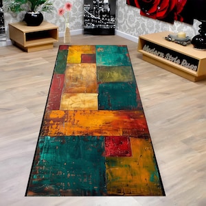 Könnte beinhalten: Ein rechteckiger Teppich mit einem abstrakten Design. Der Teppich zeigt ein Patchwork aus rechteckigen Formen in Rot-, Orange-, Gelb- und Grüntönen. Der Teppich liegt auf einem hellen Holzboden.