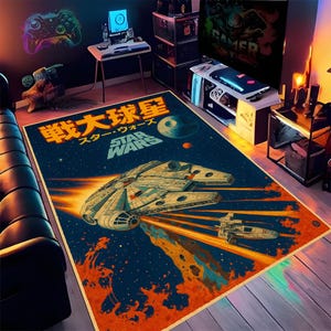 Könnte beinhalten: Rechteckiger Star Wars Teppich mit dem Millennium Falcon im Flug vor einem sternenblauen Hintergrund. Der Teppich hat japanischen Text und das Star Wars Logo. Das Design umfasst orange und gelbe Streifen und einen Planeten.