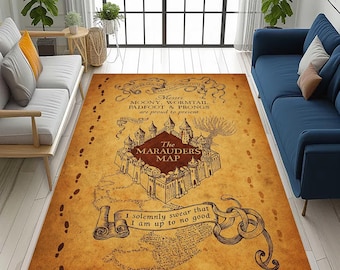 Puede incluir: Una alfombra rectangular con un diseño de mapa vintage. La alfombra presenta una ilustración detallada de un castillo, el texto "The Marauders Map" y la frase "I solemnly swear that I am up to no good". La alfombra es marrón con acentos negros.