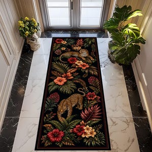 Puede incluir: Una alfombra rectangular negra con un diseño de jungla, con leopardos, flores tropicales y hojas verdes. La alfombra tiene un borde rojo y está colocada en un pasillo con suelo de mármol.