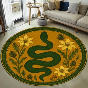 Può includere: Tappeto rotondo con un disegno di serpente verde su sfondo giallo senape. Il tappeto presenta un bordo verde ed è decorato con fiori gialli, pigne e un fungo. Il tappeto è posizionato su un pavimento chiaro.