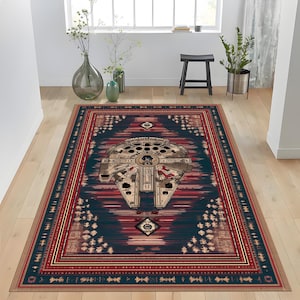 Puede incluir: Alfombra rectangular con una ilustración detallada de la nave espacial Millennium Falcon. La alfombra tiene un fondo azul marino con detalles en rojo y beige, y un borde estampado. Una pieza decorativa para una sala de estar o dormitorio.