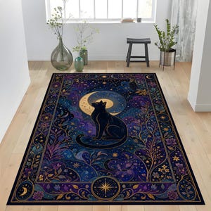 Könnte beinhalten: Ein rechteckiger Teppich mit der Silhouette einer schwarzen Katze, die unter einem großen goldenen Halbmond sitzt. Das Design zeigt tiefblaue und violette Himmelsmuster, wirbelnde Wolken, Sterne sowie florale Bordüren mit Goldakzenten.