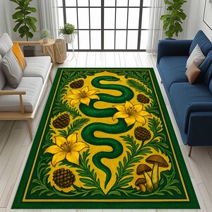 Könnte beinhalten: Rechteckiger Teppich mit auffälligem Design. Er zeigt eine grüne Schlange auf gelbem Grund, mit gelben Blumen, Tannenzapfen und grünen Blättern. Der Rand ist dunkelgrün und erzeugt einen kräftigen Kontrast.