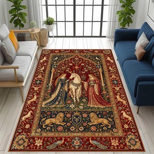 Peut inclure: Un tapis rectangulaire orné d'un motif de tapisserie détaillé représentant une licorne blanche centrale entourée de deux personnages en robes médiévales. La bordure présente des lions, des paons et des motifs floraux aux tons rouge, bleu et or.
