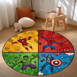 Op de afbeelding: Een ronde vloerkleed met stripboekillustraties van Iron Man, Spider-Man, Hulk en Captain America. Het vloerkleed is verdeeld in vier secties met een gele, rode, groene en blauwe achtergrond.