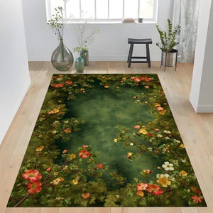 Puede incluir: Una alfombra rectangular con un diseño floral. La alfombra presenta un fondo verde oscuro con un área central verde más clara. Flores rojas, amarillas y blancas y follaje verde enmarcan los bordes de la alfombra.