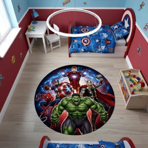 Pode incluir: Um quarto infantil com tema de super-heróis. O quarto apresenta uma cama com cabeceira de escudo do Capitão América, um tapete redondo com personagens dos Vingadores e um baú de brinquedos. As paredes são vermelhas e azuis, com decalques de super-heróis.