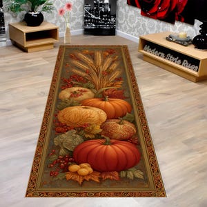 Peut inclure: Un tapis de couloir rectangulaire sur le thème de la récolte d'automne. Le tapis présente des citrouilles, des courges, des épis de blé et des feuilles d'automne dans des tons orange, jaune et vert. Le tapis a une bordure décorative avec un motif marron et or.
