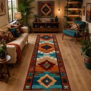 Puede incluir: Una alfombra rectangular larga con un patrón geométrico repetitivo en tonos turquesa, naranja quemado, crema y marrón oscuro. El diseño incluye motivos en forma de diamante y detalles de borde intrincados sobre un suelo de madera.