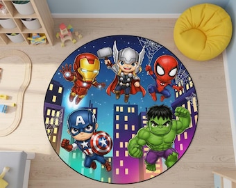 Może przedstawiać: Okrągły dywan z kreskówkowymi ilustracjami Iron Mana, Thora, Spider-Mana, Kapitan Ameryki i Hulka na tle miejskiego krajobrazu. Dywan ma ciemnoniebieską obwódkę i jest przeznaczony do pokoju dziecięcego.