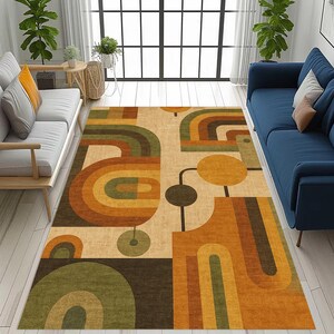 Peut inclure: Un tapis rectangulaire avec un design géométrique rétro. Le tapis présente un fond beige avec des motifs d'arcs et de cercles bruns, orange et verts. Le tapis est placé entre deux canapés et devant une grande fenêtre.