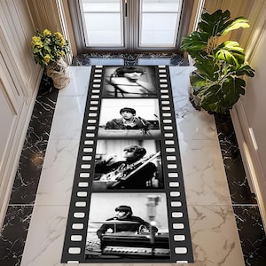 Può includere: Tappeto a forma di striscia di pellicola in bianco e nero con quattro immagini di una band. Le immagini mostrano i membri della band in varie pose, tra cui cantare, suonare la chitarra e la batteria. Il tappeto è posto su un pavimento di marmo.