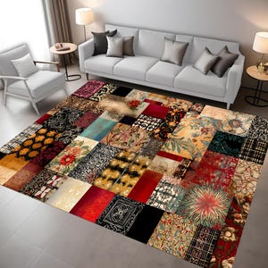 Puede incluir: Una alfombra rectangular con diseño de patchwork. La alfombra presenta una variedad de patrones y colores, incluyendo diseños florales, geométricos y abstractos en tonos de rojo, dorado, negro y azul. La alfombra está en un salón, midiendo aproximadamente 200 cm x 300 cm.