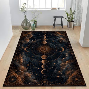 Puede incluir: Una alfombra rectangular con fondo azul marino oscuro y negro, que presenta una alineación vertical central de las fases lunares en tonos cobre. El diseño incluye mapas celestes intrincados, constelaciones y motivos de brújula.
