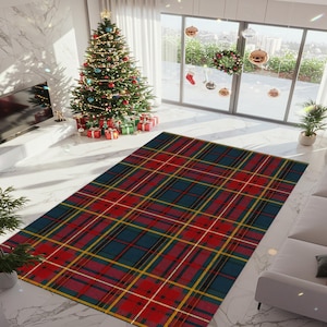 Könnte beinhalten: Ein rechteckiger Teppich mit klassischem Schottenmuster in Rot, Grün, Gelb und Weiß. Der Teppich liegt auf einem Marmorboden in einem Wohnzimmer, mit einem Weihnachtsbaum und Geschenken im Hintergrund.