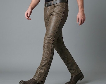 Pantalones de motorista ajustados de cuero marrón con cordones, estilo steampunk gótico.