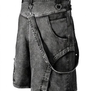 Op de afbeelding: Donkergrijze denim shorts met een uniek ontwerp. Voorzien van een knoopsluiting, een band met ogen en meerdere zakken. De shorts hebben een distressed, vervaagde uitstraling en een riemlus.