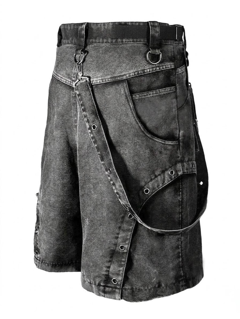 Op de afbeelding: Donkergrijze denim shorts met een uniek ontwerp. Voorzien van een knoopsluiting, een band met ogen en meerdere zakken. De shorts hebben een distressed, vervaagde uitstraling en een riemlus.