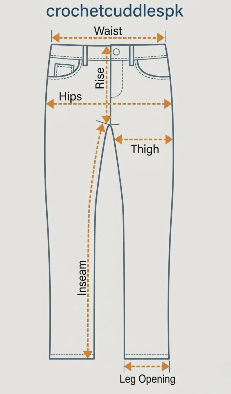 Op de afbeelding: Diagram van een jeans met meetlabels: taille, heupen, kruis, dij, binnenbeenlengte en beenopening. De tekst "crochetcuddlespk" staat bovenaan. De jeans wordt in een platte weergave getoond.