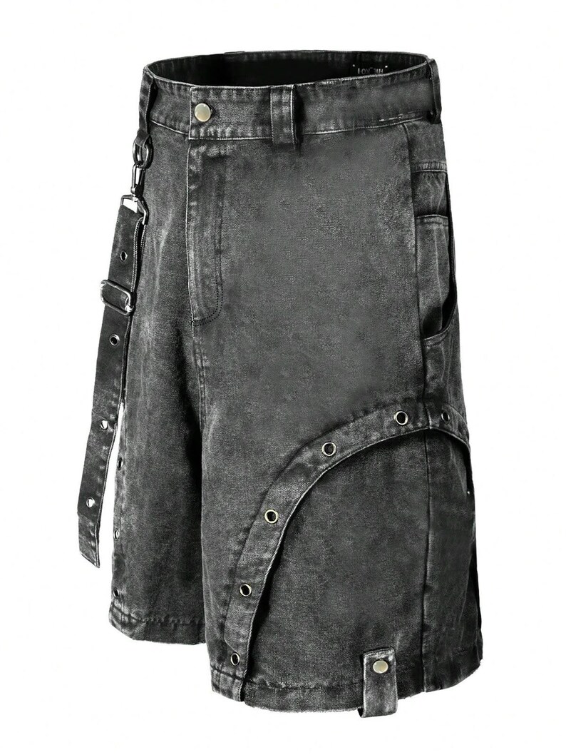Op de afbeelding: Zwarte denim shorts met een distressed, acid-wash afwerking. De shorts hebben een uniek ontwerp met een band en metalen vetergaten. De shorts hebben een knoop- en ritssluiting en zakken.