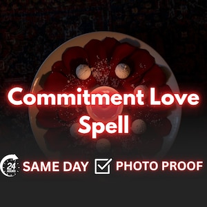以下が含まれることがあります： 赤いバラの花びらが円形に配置された白い皿に、小さなピンク色の液体が囲まれています。「Commitment Love Spell」の文字が赤く光って表示されています。「Same Day」と「Photo Proof」の文字も含まれています。