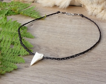Braided Leather Dark Amulet – Roe Deer Hoof Bone Necklace