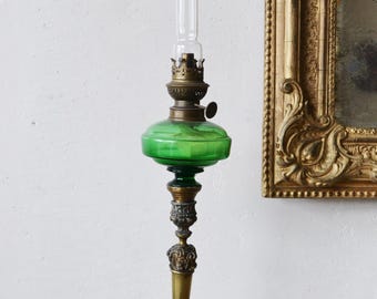 Antyczna lampa naftowa Kosmos Brenner – oryginalne części – zielone szkło i ozdobna mosiężna podstawa – 64 cm