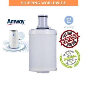 Puede incluir: Filtro de agua blanco con diseño cilíndrico y ranuras verticales. La imagen incluye los logotipos de Amway y eSpring, junto con los sellos "READY STOCK" y "100% ORIGINAL PRODUCT". El texto "SHIPPING WORLDWIDE" está en la parte superior.