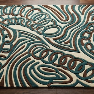 Tapete de lã tufado à mão com padrão abstrato de corrente, escultura 3D em tons de azul-petróleo, marrom e bege, estilo modernista.