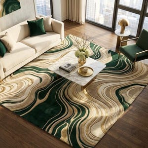 Può includere: Un moderno soggiorno con divano beige, cuscini verdi e poltrona verde. Un tavolino in marmo poggia su un grande tappeto con un motivo astratto verde e beige. La stanza è completata da una pianta in vaso e opere d'arte.