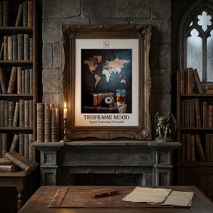 Puede incluir: Una impresión enmarcada de un mapa del mundo con el texto "THEFRAME MOOD" y "Digital Download Printable". La impresión se exhibe en una habitación con estanterías, una chimenea y un escritorio. Un vaso de líquido ámbar, una brújula y una maleta pequeña están en un estante.