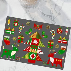 Puede incluir: Una tarjeta navideña gris con diseños geométricos coloridos. La tarjeta presenta un árbol de Navidad, renos, regalos, adornos, bastones de caramelo y copos de nieve en rojo, verde, dorado y blanco. El diseño es festivo y moderno.