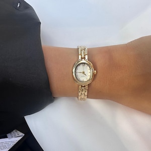 Gold Oval Face Women&#39;s Watch – Elegant Bracelet Style Wristwatch – Classic Gift for Her