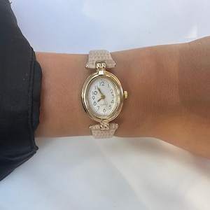 Vintage Leather Women’s Watch – Retro Style Handmade-Look Timepiece – Elegant Timeless Gift