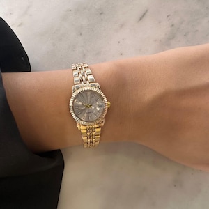 Luxury Gold Tone Women’s Watch – Shiny stainless steel Bracelet Watch – Elegant Bezel Detail Luxury Style Timepiece