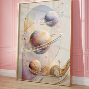 Può includere: Una stampa artistica da parete verticale incorniciata raffigurante tre sfere celesti con anelli traslucidi, rese in tenui tonalità pastello di pesca, lavanda e crema. La composizione include linee geometriche astratte e forme ondulate.