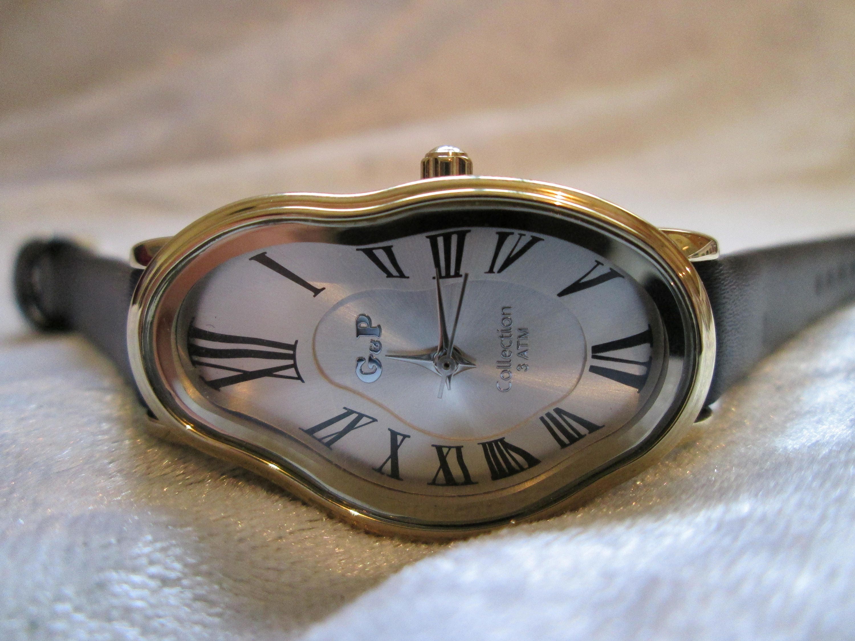 サルバドールダリ腕時計 レディース シルバー　ブレスレットウォッチ ゴールドシルバーサルバドールダリインスパイアレッド