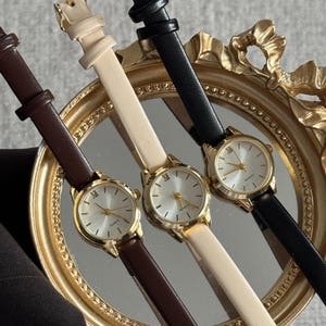 Minimalistisk guldfärgad damklocka brunt läderarmband liten urtavla elegant kvarts armbandsur