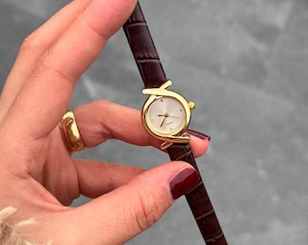 Elegant Women’s Gold Watch – Oval Case with Faux Leather Strap