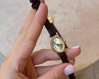 Orologio da donna minimalista con cassa dorata e cinturino in pelle, regalo ideale per lei, elegante per tutti i giorni.